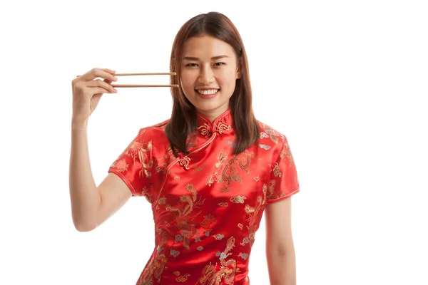 Asiatico ragazza in cinese cheongsam vestito con bacchette . — Foto Stock