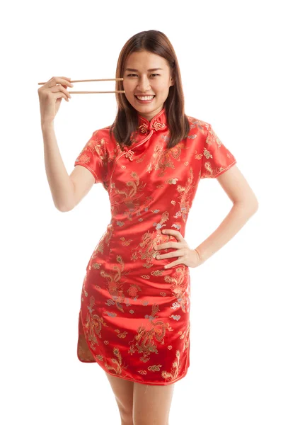 中国旗袍的亚洲女孩穿用筷子. — 图库照片