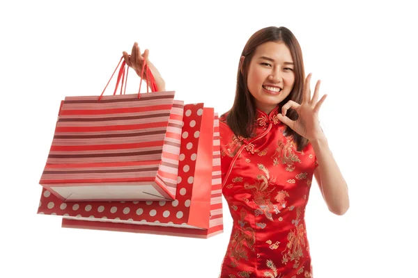 Asian girl in chinese cheongsam dress with shopping bag. — Stock Photo, Image