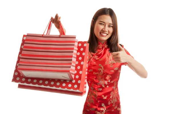 Asian girl in chinese cheongsam dress with shopping bag. — Stock Photo, Image