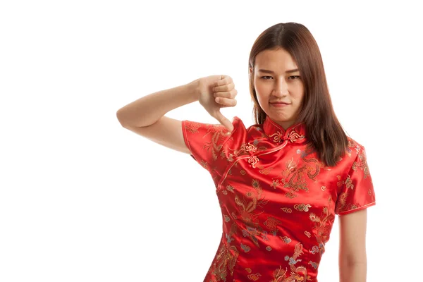 Asiatique fille en chinois cheongsam robe pouces vers le bas . — Photo