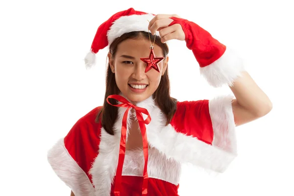 Asiático Natal Papai Noel menina com bola de bugiganga . — Fotografia de Stock