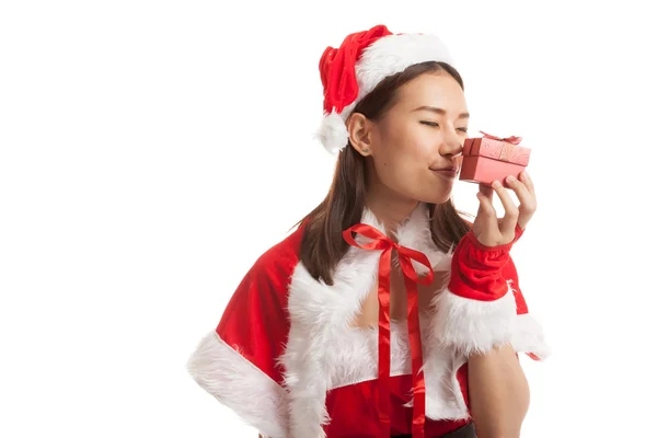 Asiático Natal Papai Noel menina beijar uma caixa de presente . — Fotografia de Stock