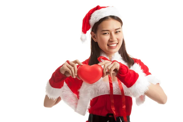 Asiático Natal Papai Noel menina com coração vermelho . — Fotografia de Stock