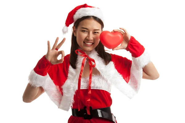 Dziewczyna azjatyckich Boże Narodzenie Santa Claus Pokaż Ok z czerwonym sercem. — Zdjęcie stockowe