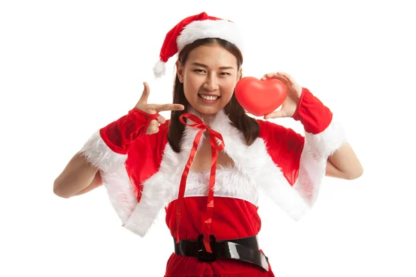 Asiático Natal Papai Noel menina apontar para o coração vermelho . — Fotografia de Stock