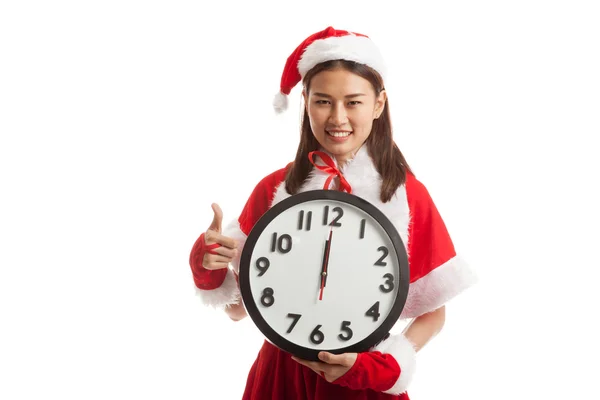 Asiático Navidad santa claus chica pulgares arriba y reloj en midnigh — Foto de Stock