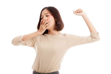 Uykulu genç Asyalı kadın esneme