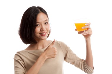 Genç Asyalı kadın başparmak yukarıya içki portakal suyu