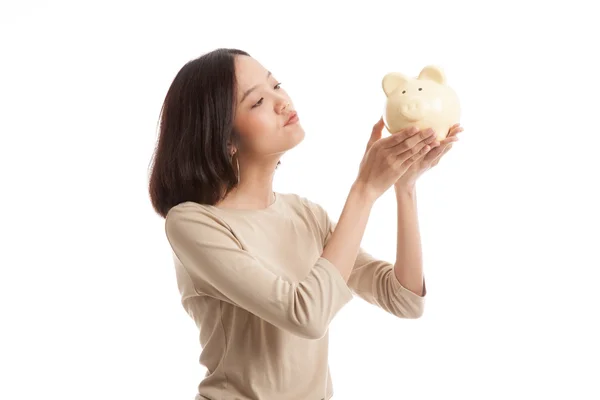 Joven asiática mujer de negocios beso un rosa moneda banco — Foto de Stock