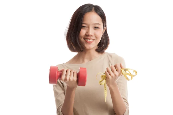 Здоровая азиатская деловая женщина с гантелями и измерительной лентой — стоковое фото