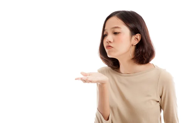 Krásná mladá asijská žena vyhodit polibek — Stock fotografie
