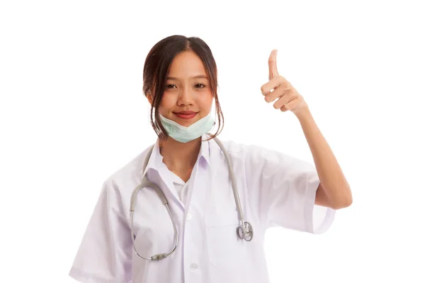 Jonge Aziatische vrouwelijke arts Toon duimschroef opwaarts — Stockfoto