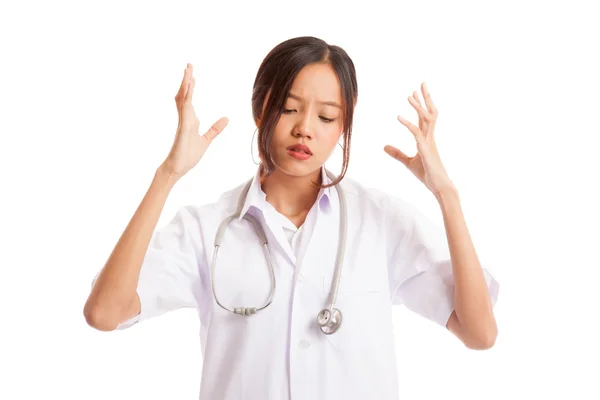 Frustrado Asiático jovem médico feminino — Fotografia de Stock