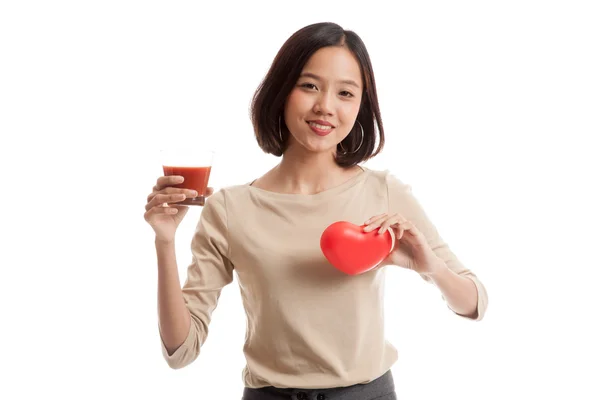 年轻的亚洲业务女人用番茄汁和红色的心 — 图库照片