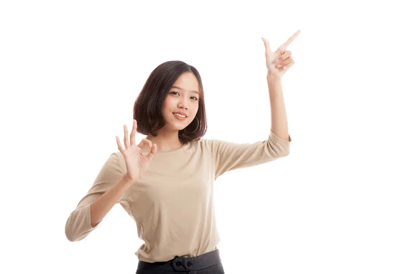 Jovem mulher de negócios asiática apontar e mostrar OK — Fotografia de Stock
