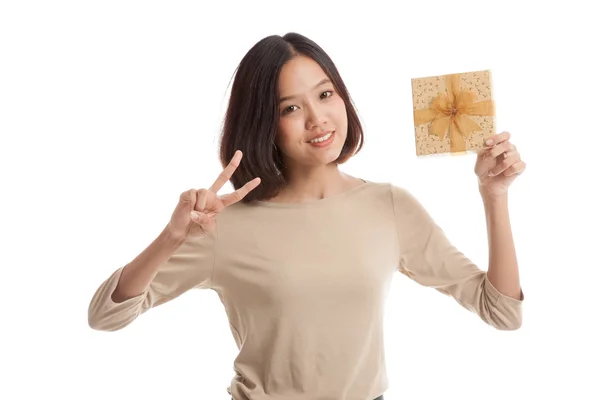 Asiatiska affärskvinna Visa seger tecken med en presentförpackning — Stockfoto