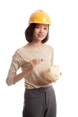 Bir madeni para ve domuz para banka Asya mühendis kadınla