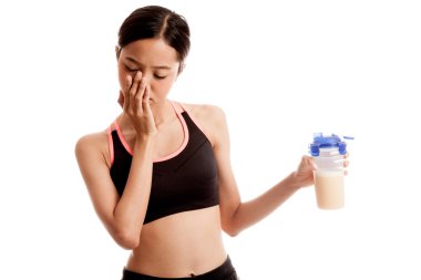 Güzel Asyalı sağlıklı kız nefret peynir altı suyu proteini