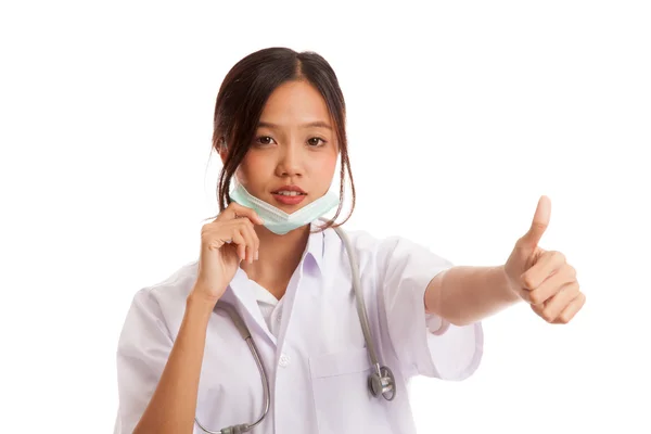 Genç Asyalı kadın doktor maskesi çekin ve başparmak sırıtmak — Stok fotoğraf