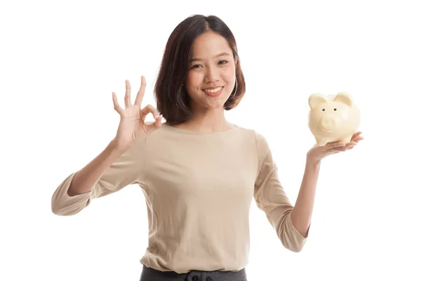 Asiática mujer de negocios show OK con cerdo moneda banco — Foto de Stock
