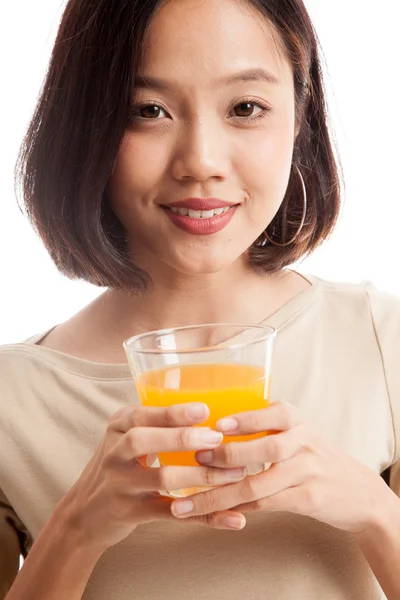 Junge asiatische Frau trinkt Orangensaft — Stockfoto