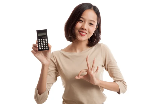 Aziatische zakenvrouw Toon Ok met calculator — Stockfoto