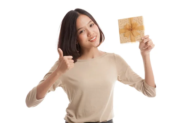Jovem mulher de negócios asiática polegares para cima com uma caixa de presente — Fotografia de Stock