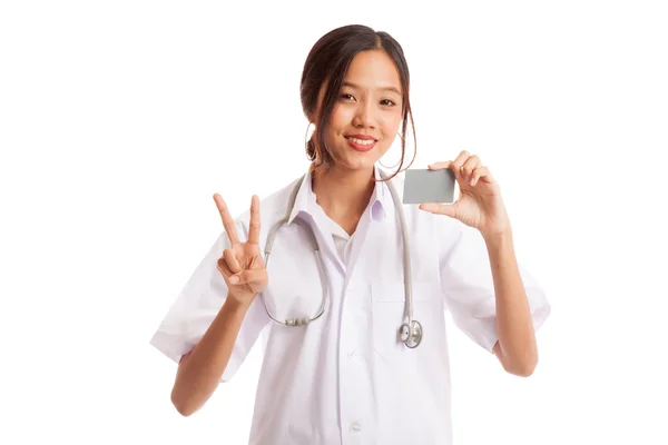 Asian young female doctor show victory sign with blank card — Stock Photo, Image