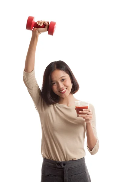 Gezonde Aziatische vrouw met halter en tomaat SAP — Stockfoto