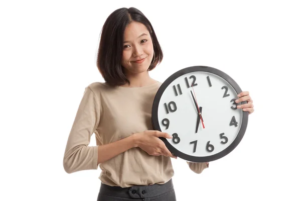 Jeune asiatique femme d'affaires avec une horloge — Photo