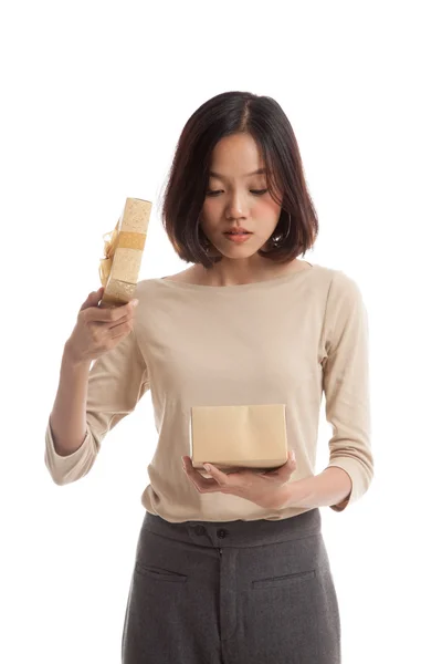 Mladé asijské obchodní žena otevřít dárkový box — Stock fotografie