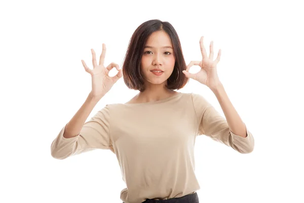 Азиатская деловая женщина показывает двойной знак OK руки и улыбка — стоковое фото