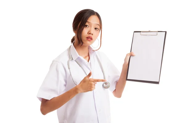 Arrabbiato asiatico giovane donna medico punto a vuoto appunti — Foto Stock