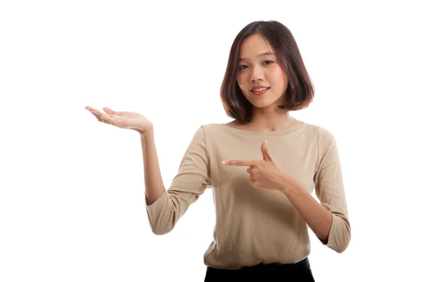 ヤシの手に美しい若いアジア女性ポイント — ストック写真