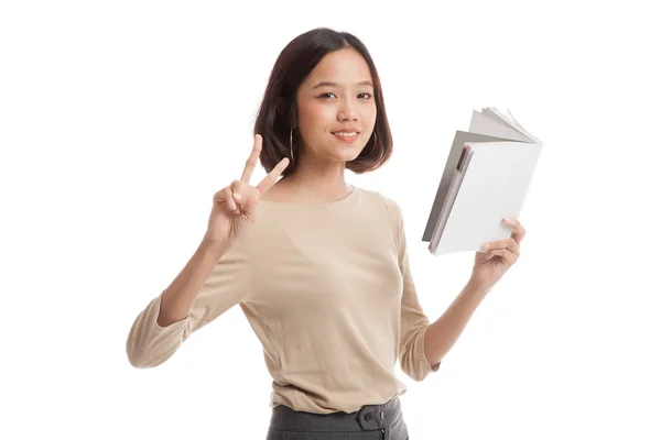 Unga asiatiska affärskvinna Visa victor tecken med en bok — Stockfoto