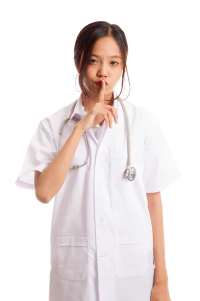 Asiatique jeune femme médecin faire calme signe — Photo