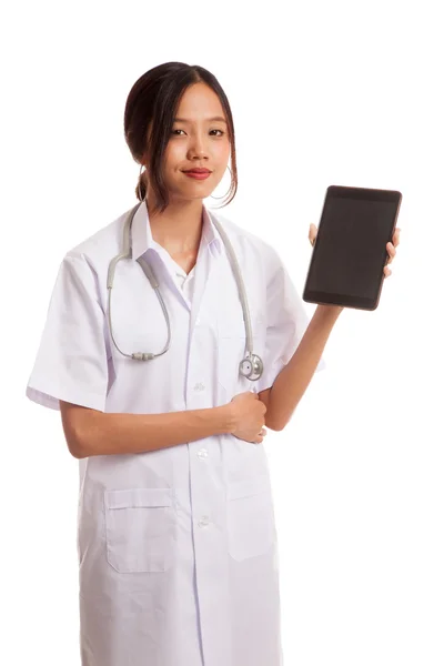 Asiático jovem médico mostrar tablet pc — Fotografia de Stock