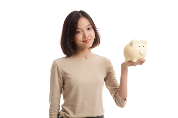 Joven mujer de negocios asiática con un banco de monedas de cerdo — Foto de Stock