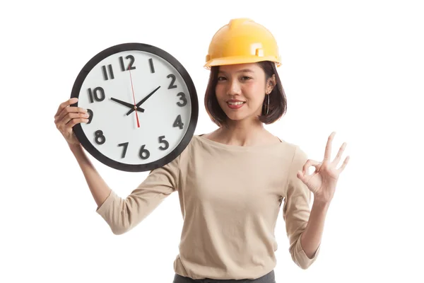 Asiatiska ingenjör kvinna Visa Ok med en klocka — Stockfoto