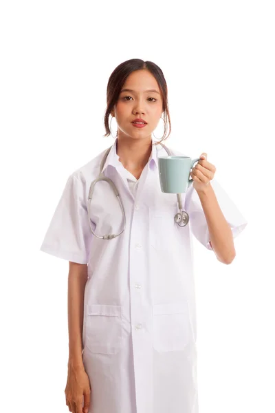 Junge asiatische Ärztin halten einen Becher und lächeln — Stockfoto