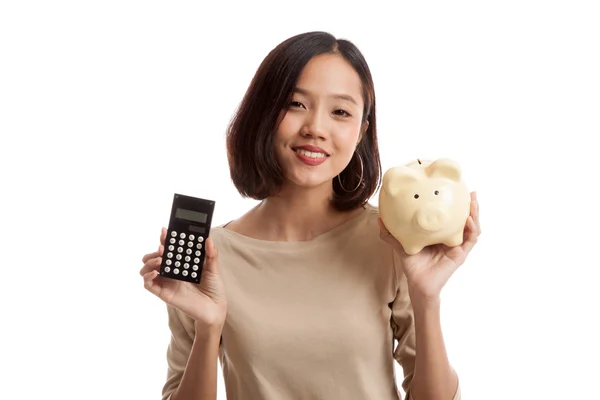 Mujer de negocios asiática con calculadora y alcancía — Foto de Stock