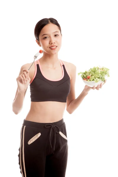 Азиатская здоровая девочка с удовольствием ест салат — стоковое фото