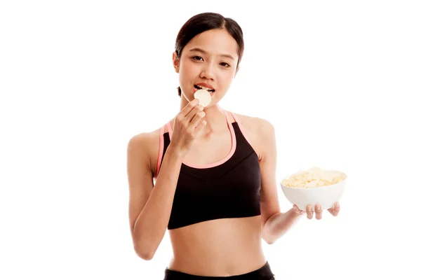 美しいアジアの健康的な女の子がポテトチップスを食べる — ストック写真