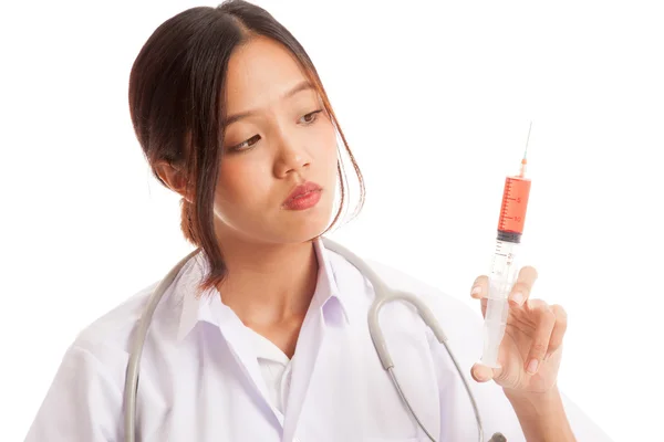 Young Asian female doctor look at syringe — Stock Photo, Image