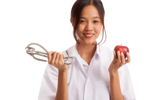 Fiatal ázsiai nő orvos tart alma és sztetoszkóp — Stock Fotó