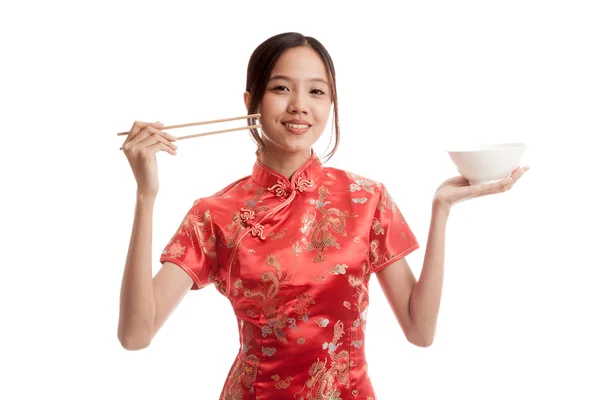 Asiatisk tjej i kinesiska cheongsam klänning med pinnar — Stockfoto