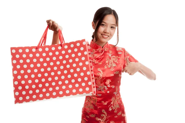 Азиатка в китайском платье из чхонсам с сумкой для покупок — стоковое фото