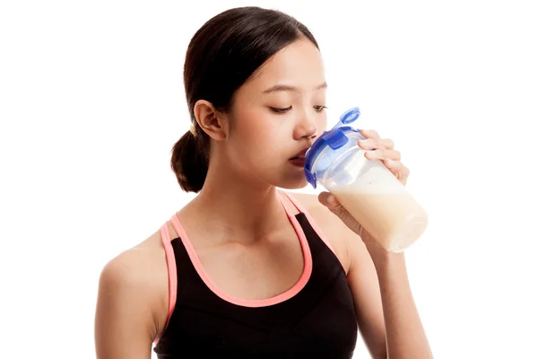 Όμορφο κορίτσι της Ασίας υγιεινό πόσιμο πρωτεΐνη ορού γάλακτος — Φωτογραφία Αρχείου