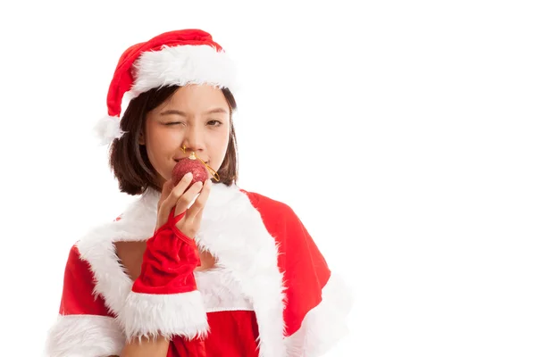 Asiático Natal Papai Noel menina com bola de bugiganga — Fotografia de Stock